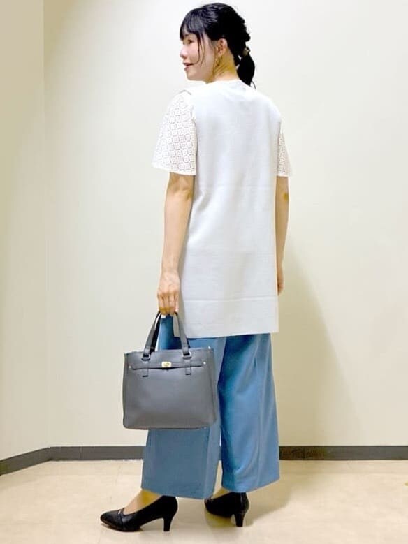 グレー系のベスト、ホワイト系のTシャツ/カットソー、ブルー系のその他パンツを着用したレディースの秋コーディネートの4枚目の写真