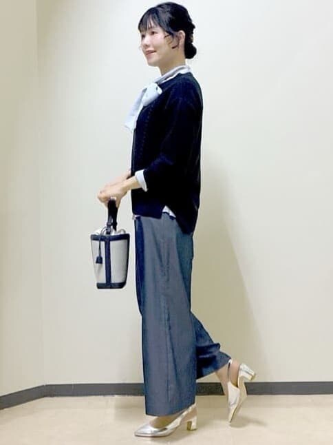 ブラック系のニット/セーター、ブルー系のシャツ/ブラウス、ブルー系のその他パンツを着用したレディースの冬コーディネートの2枚目の写真