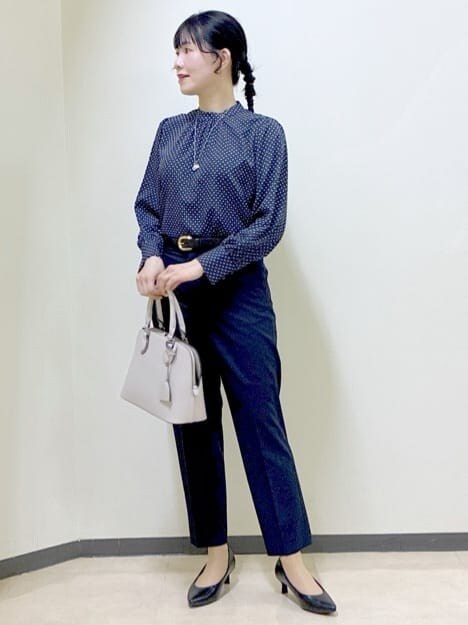 ブルー系のシャツ/ブラウス、ブルー系のその他パンツ、グレー系のノーカラージャケットを着用したレディースの冬コーディネートの10枚目の写真