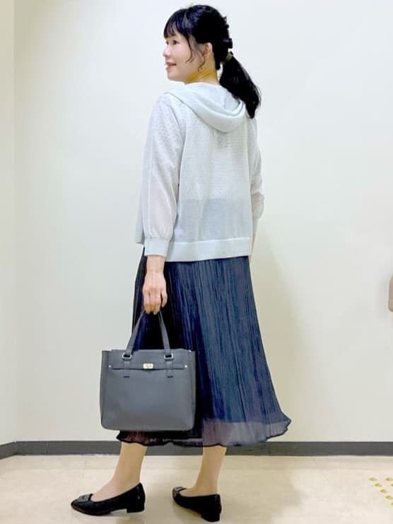 ベージュ系のシャツ/ブラウス、グレー系のカーディガン/ボレロ、ブラック系のスカートを着用したレディースの秋コーディネートの10枚目の写真