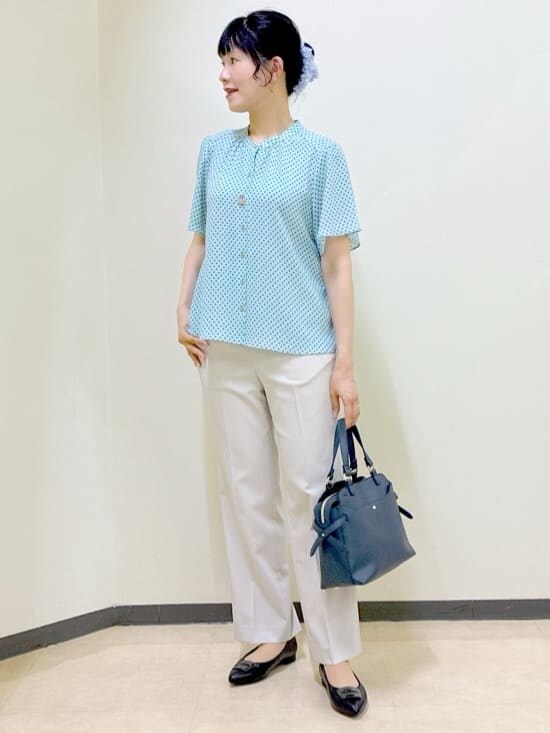 ブルー系のシャツ/ブラウス、ベージュ系のその他パンツ、ブルー系のトートバッグを着用したレディースの夏コーディネートの7枚目の写真