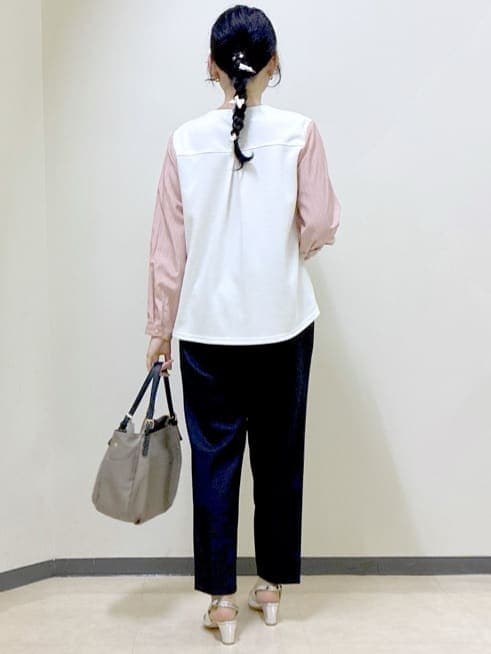 ホワイト系のTシャツ/カットソー、ブラック系のその他パンツ、ベージュ系のステンカラーコートを着用したレディースの冬コーディネートの2枚目の写真