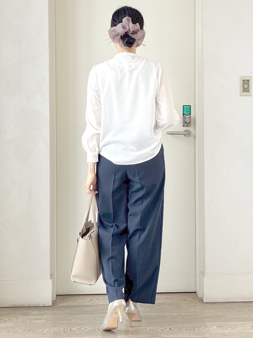 ホワイト系のシャツ/ブラウス、ベージュ系のベスト、ブルー系のその他パンツを着用したレディースの夏コーディネートの3枚目の写真