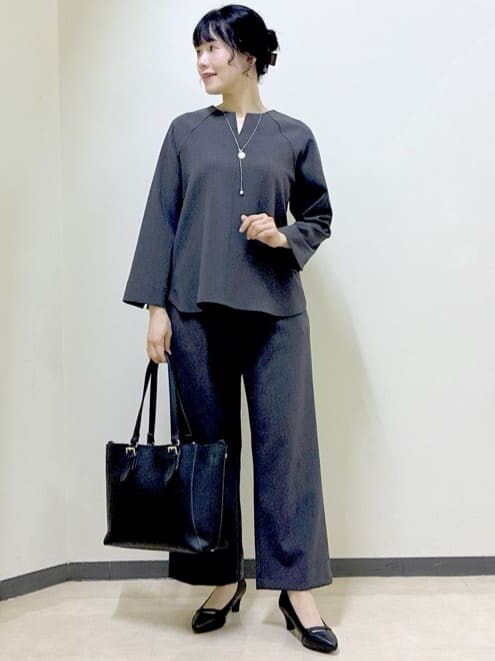 グレー系のシャツ/ブラウス、グレー系のその他パンツ、ブラック系のテーラードジャケットを着用したレディースの秋コーディネートの5枚目の写真