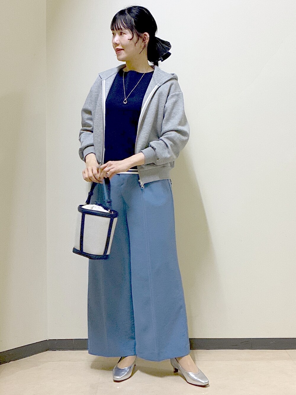 ベージュ系のノーカラージャケット、ブルー系のその他パンツ、ブルー系のニット/セーターを着用したレディースの春コーディネートの7枚目の写真
