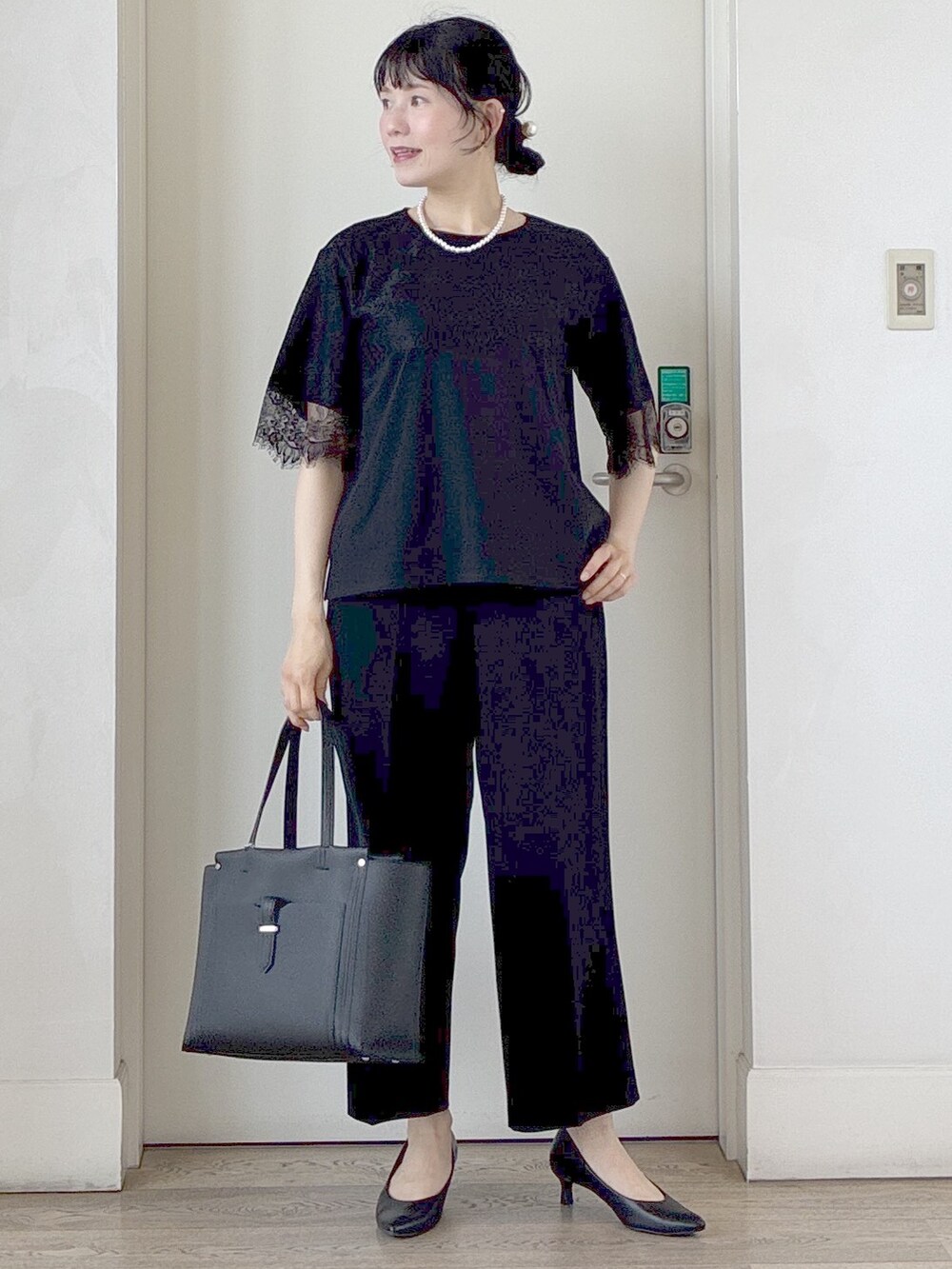 ブラック系のTシャツ/カットソー、ブラック系のその他パンツ、ブラック系のトートバッグを着用したレディースの夏コーディネートの7枚目の写真