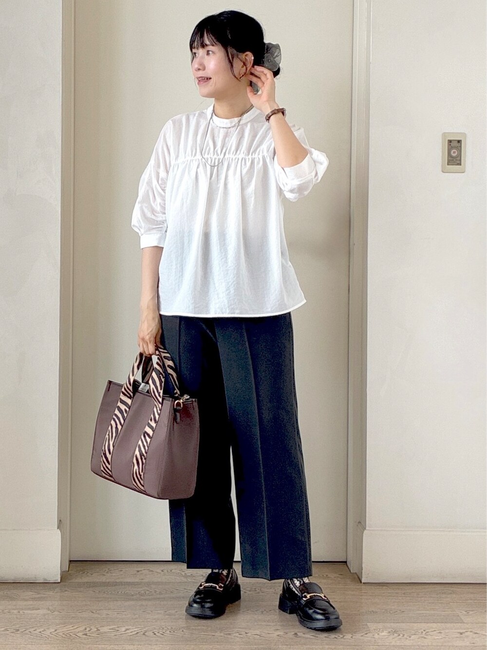 ホワイト系のシャツ/ブラウス、ブルー系のその他パンツ、ブラウン系のトートバッグを着用したレディースの秋コーディネートの6枚目の写真