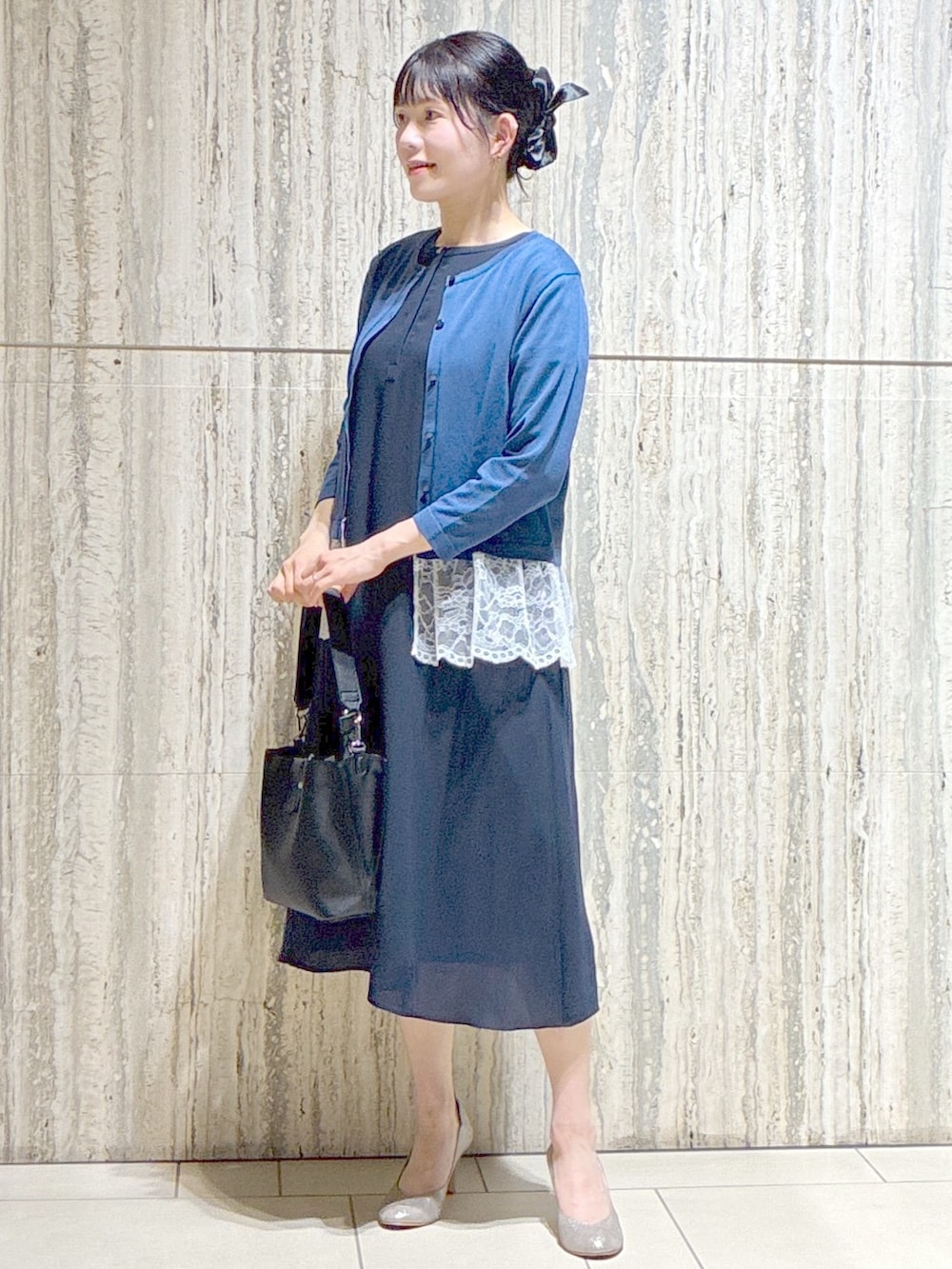 ブルー系のカーディガン/ボレロ、ブルー系のワンピース、ブラック系のトートバッグを着用したレディースの夏コーディネートの6枚目の写真