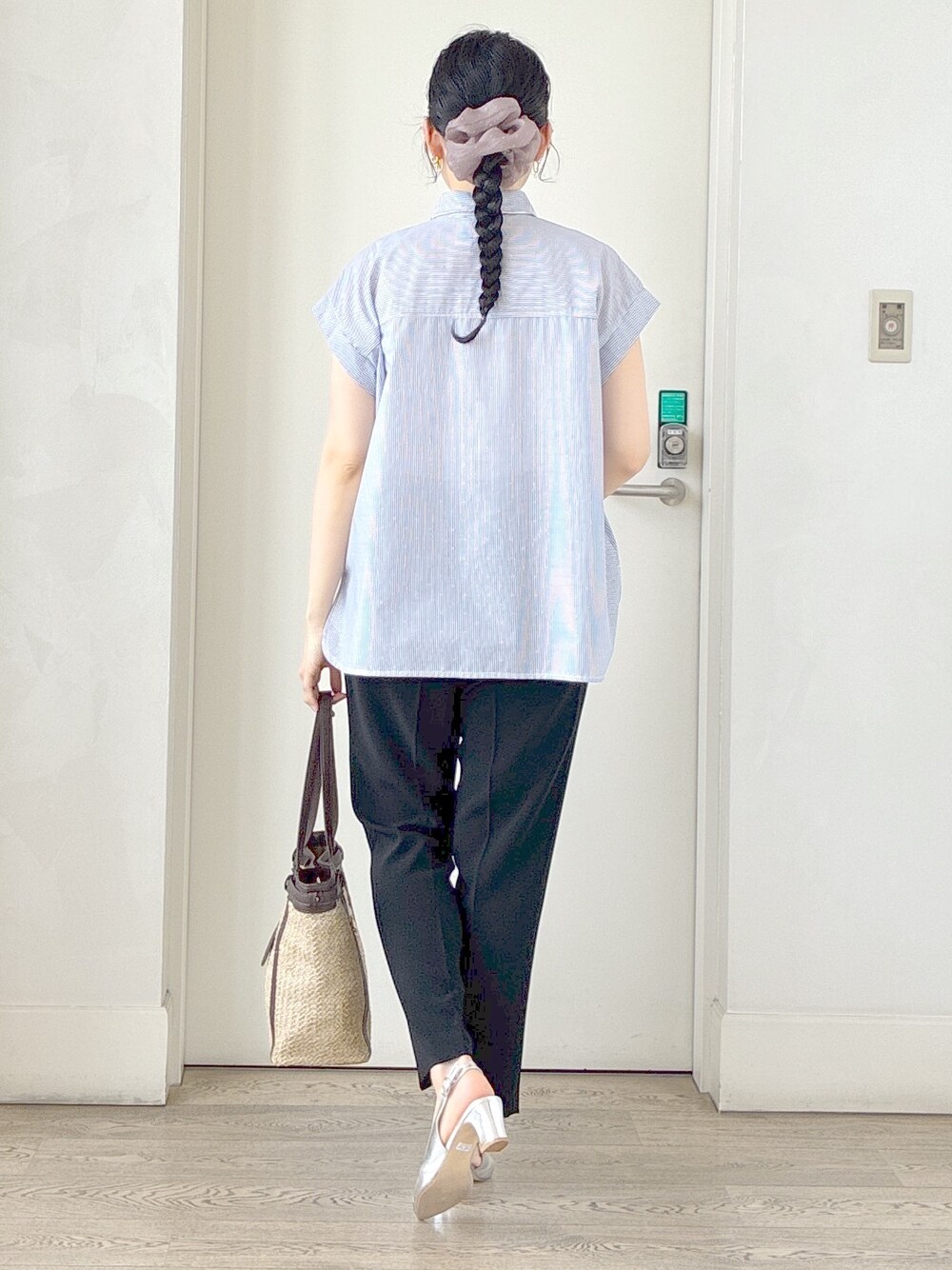 ブルー系のシャツ/ブラウス、ブラック系のその他パンツ、イエロー系のトートバッグを着用したレディースの夏コーディネートの3枚目の写真