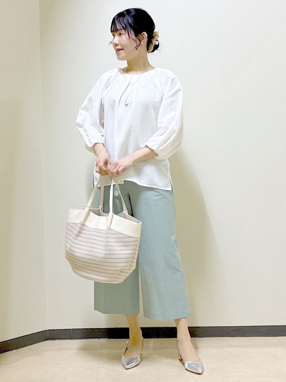 ホワイト系のシャツ/ブラウス、グリーン系のその他パンツ、ベージュ系のトートバッグを着用したレディースの春コーディネートの5枚目の写真