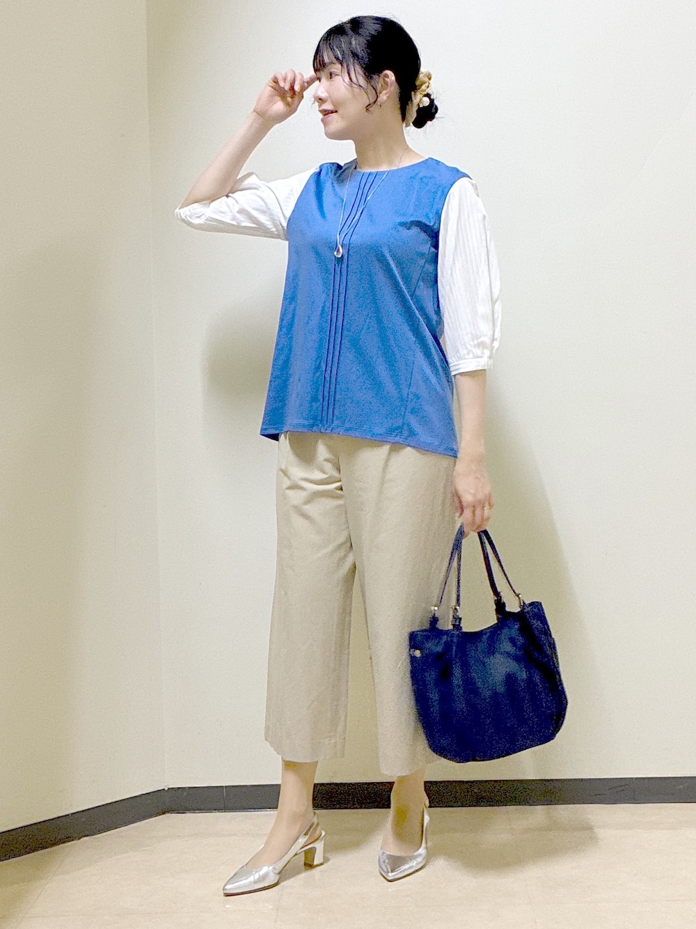 ブルー系のTシャツ/カットソー、ベージュ系のその他パンツ、ブルー系のショルダーバッグを着用したレディースの春コーディネートの7枚目の写真