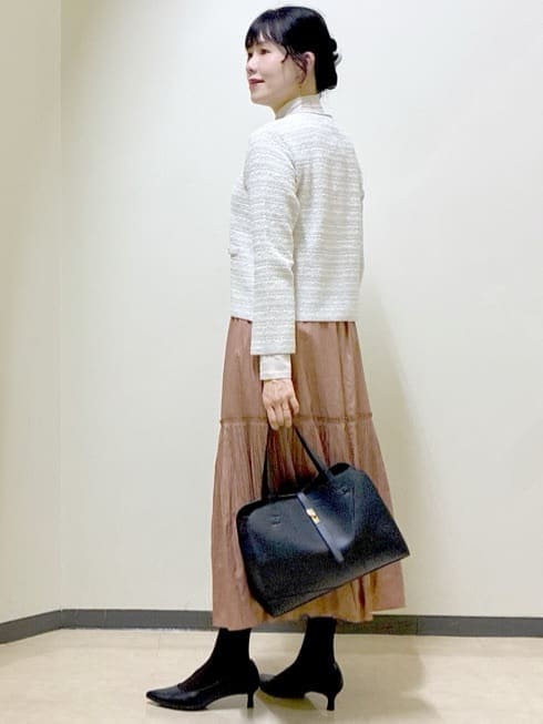 グレー系のカーディガン/ボレロ、ベージュ系のニット/セーター、レッド系のスカートを着用したレディースの冬コーディネートの4枚目の写真