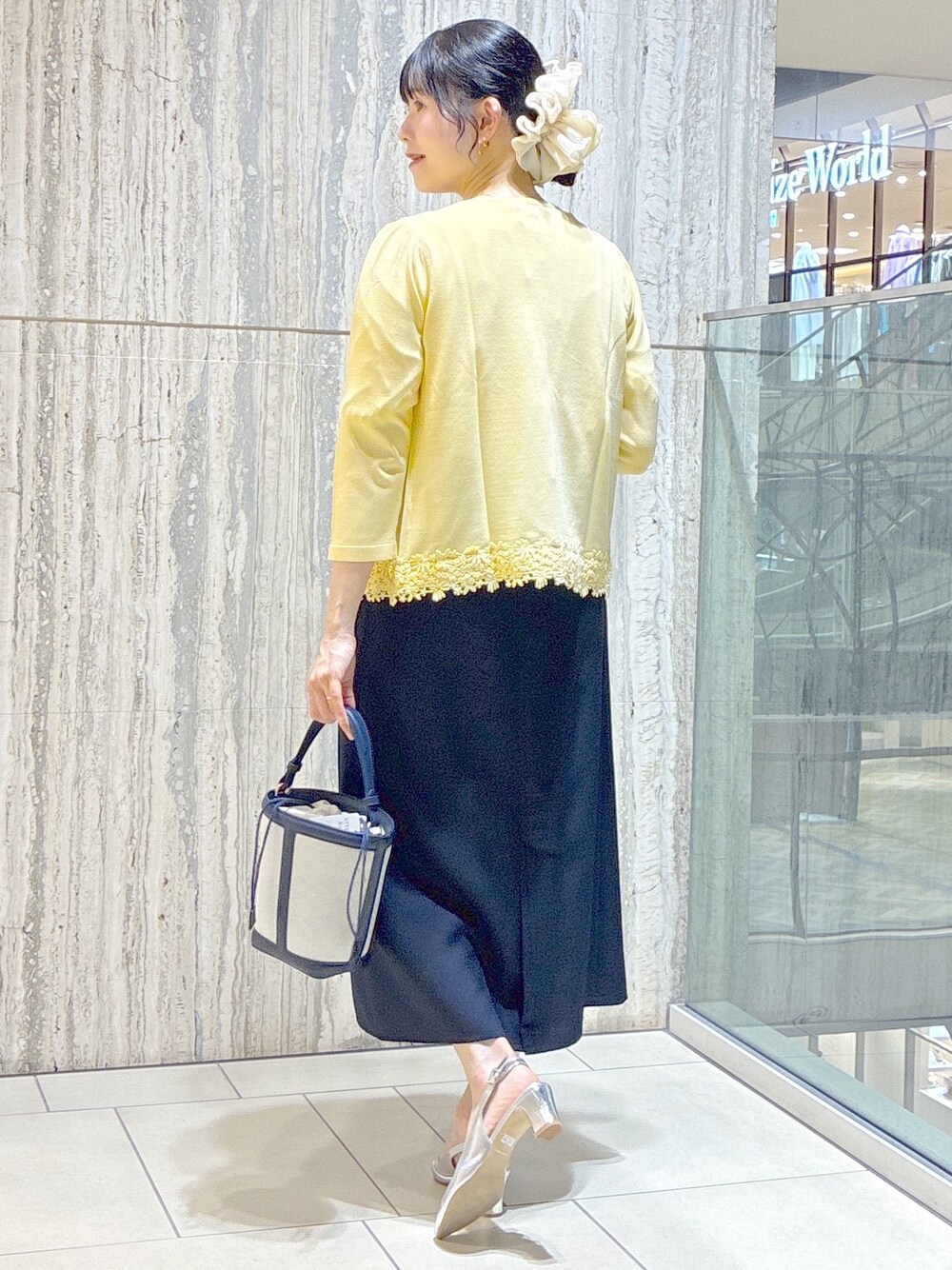 ホワイト系のTシャツ/カットソー、イエロー系のカーディガン/ボレロ、ブルー系のスカートを着用したレディースの夏コーディネートの10枚目の写真