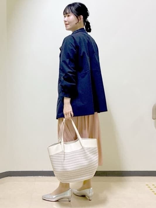 ホワイト系のワンピース、オレンジ系のその他パンツ、シルバー系のパンプスを着用したレディースの春コーディネートの4枚目の写真