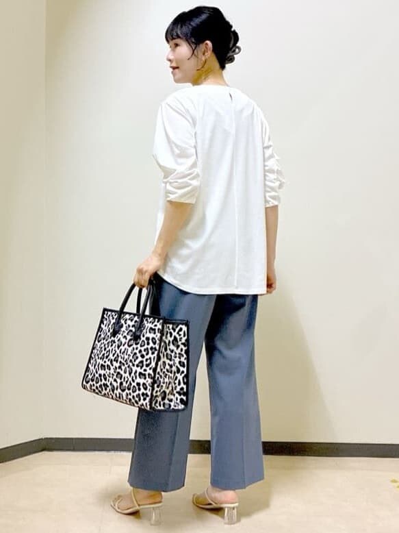 ホワイト系のTシャツ/カットソー、ブルー系のその他パンツ、ブルー系のTシャツ/カットソーを着用したレディースの夏コーディネートの4枚目の写真