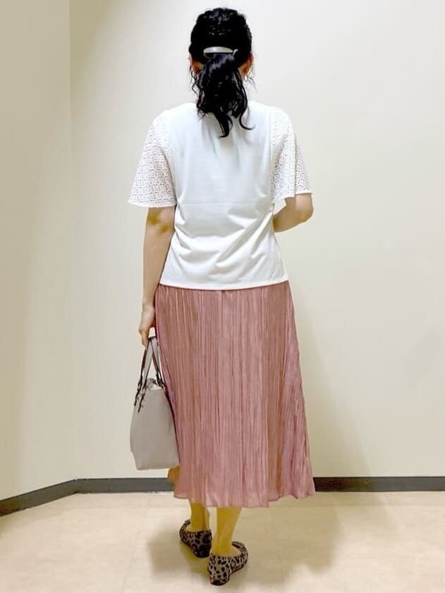 ホワイト系のTシャツ/カットソー、ベージュ系のカーディガン/ボレロ、ピンク系のスカートを着用したレディースの秋コーディネートの3枚目の写真