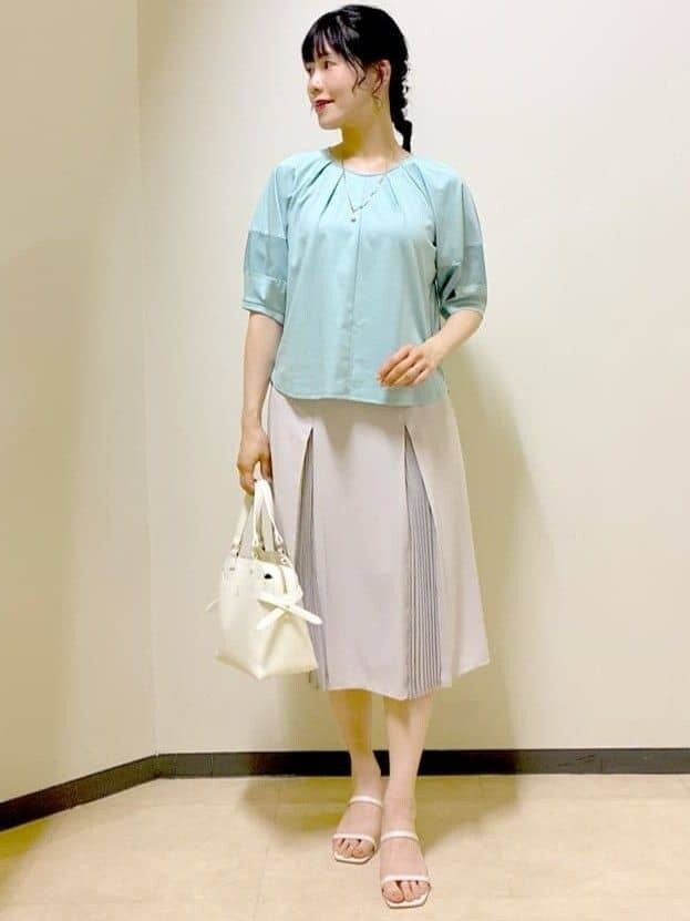 ブルー系のTシャツ/カットソー、ベージュ系のスカート、グリーン系のTシャツ/カットソーを着用したレディースの夏コーディネートの9枚目の写真