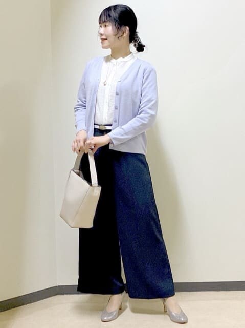グリーン系のノーカラージャケット、ブルー系のその他パンツ、パープル系のカーディガン/ボレロを着用したレディースの春コーディネートの7枚目の写真