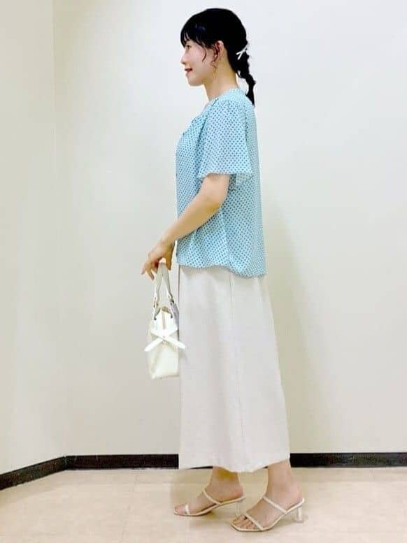 ブルー系のシャツ/ブラウス、グレー系のタンクトップ、ベージュ系のその他パンツを着用したレディースの夏コーディネートの2枚目の写真