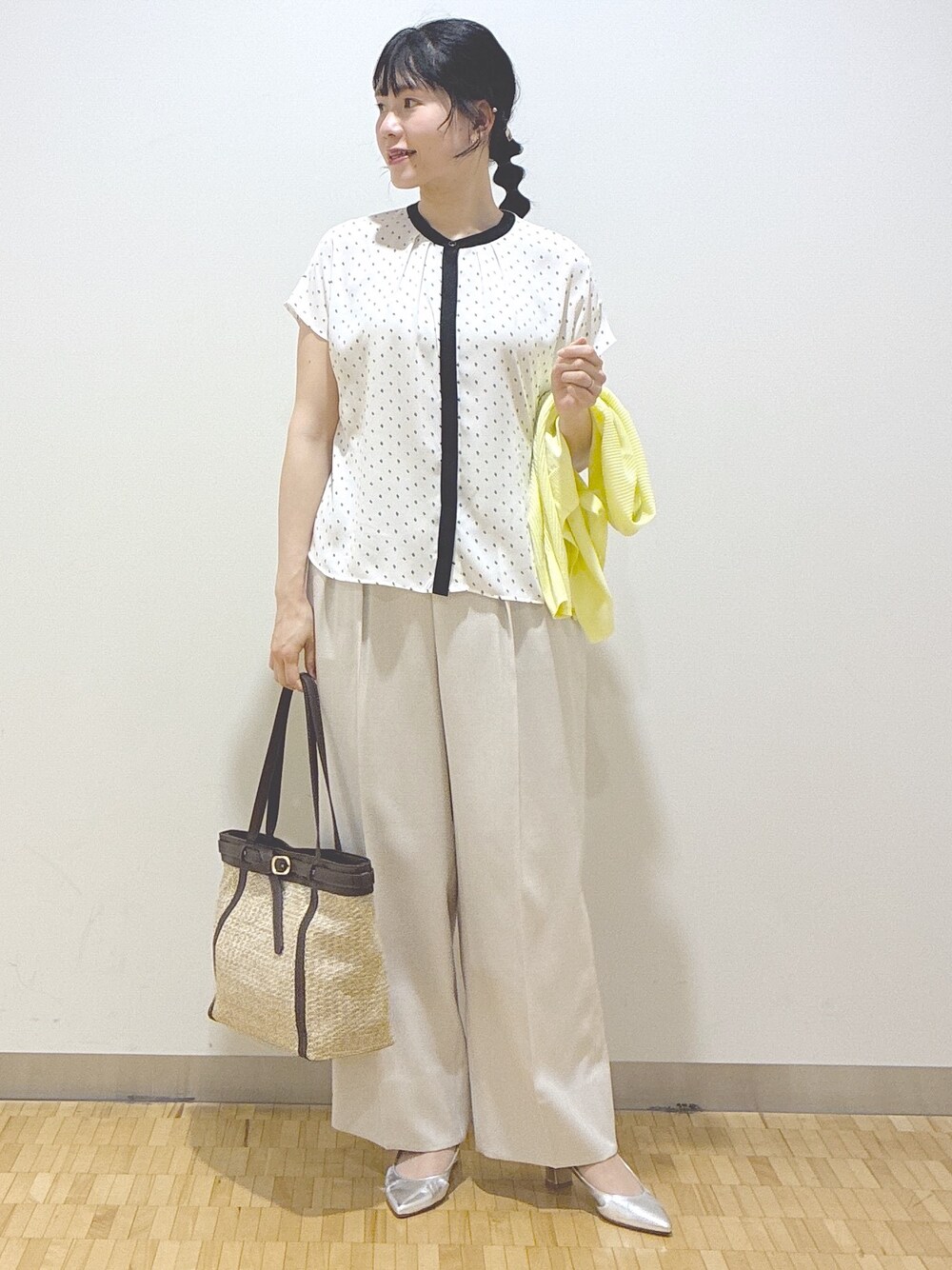 ブルー系のシャツ/ブラウス、ベージュ系のその他パンツ、イエロー系のトートバッグを着用したレディースの春コーディネートの7枚目の写真