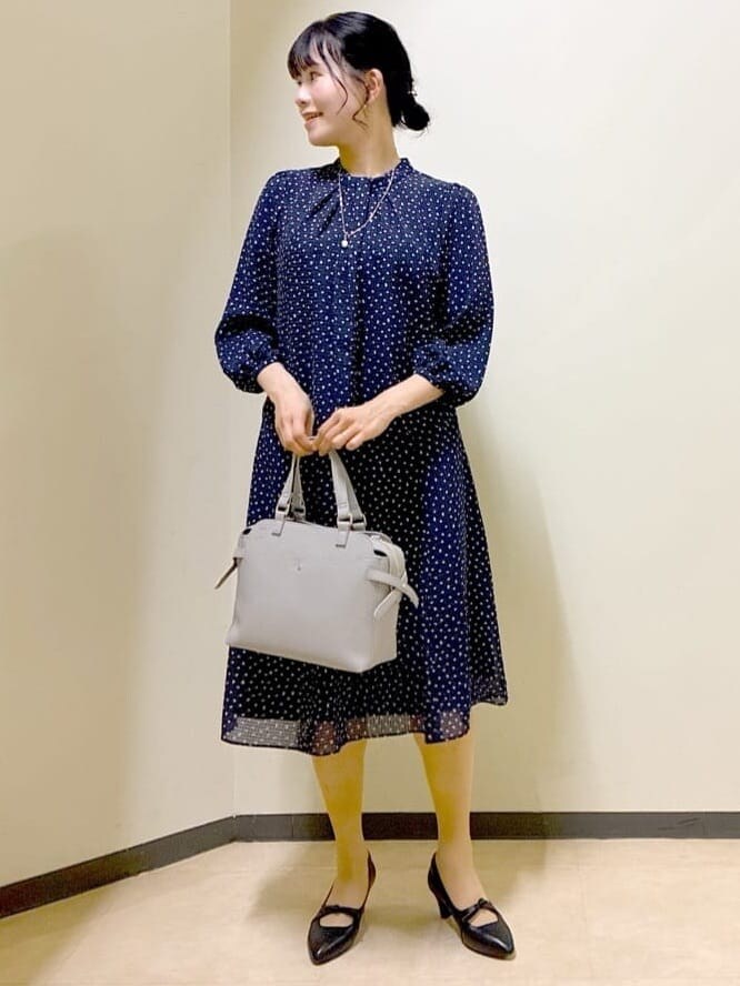 ブルー系のシャツ/ブラウス、ブルー系のスカート、ブルー系のスカートを着用したレディースの春コーディネートの5枚目の写真