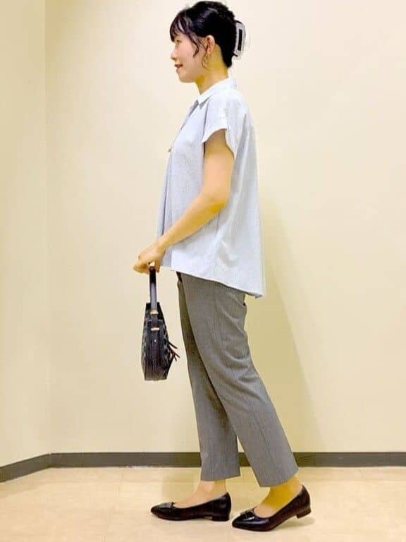ブルー系のシャツ/ブラウス、ブラック系のその他パンツ、ブルー系のショルダーバッグを着用したレディースの秋コーディネートの2枚目の写真