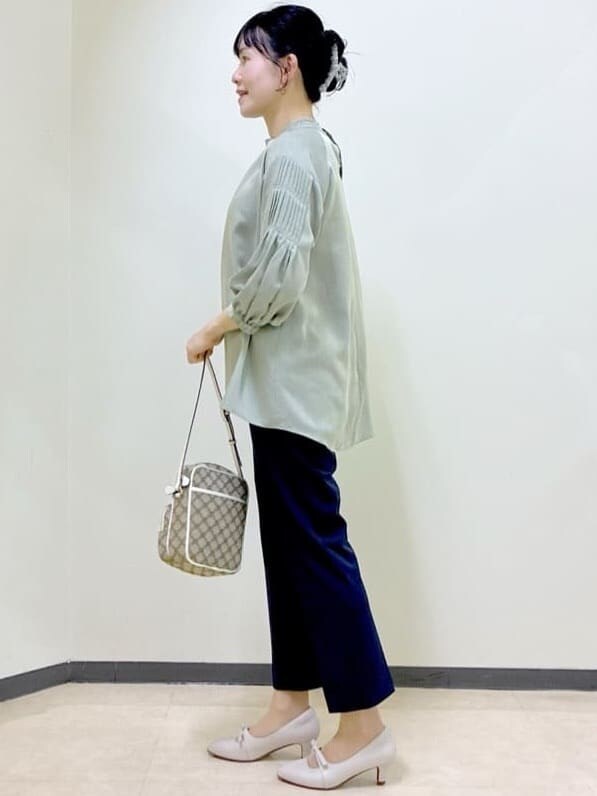 グリーン系のシャツ/ブラウス、ブルー系のその他パンツ、イエロー系のショルダーバッグを着用したレディースの春コーディネートの2枚目の写真