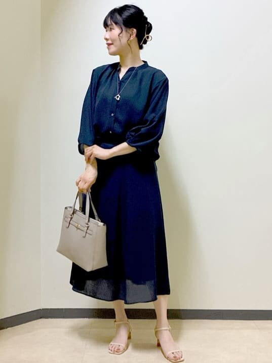 ブルー系のシャツ/ブラウス、ブルー系のスカート、ベージュ系のニット/セーターを着用したレディースの夏コーディネートの6枚目の写真