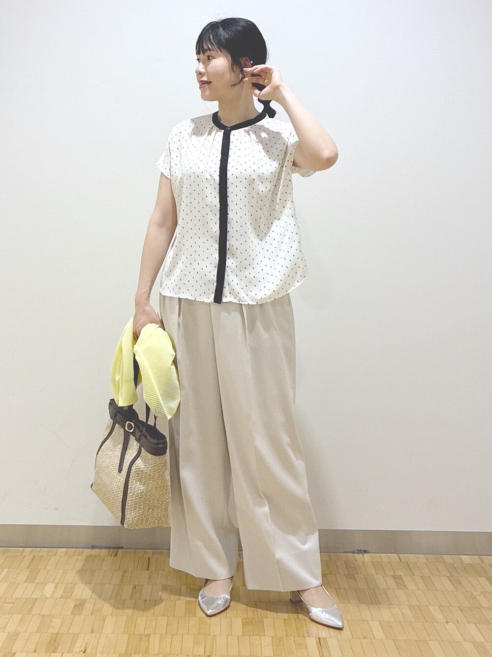 ブルー系のシャツ/ブラウス、ベージュ系のその他パンツ、イエロー系のトートバッグを着用したレディースの春コーディネートの6枚目の写真