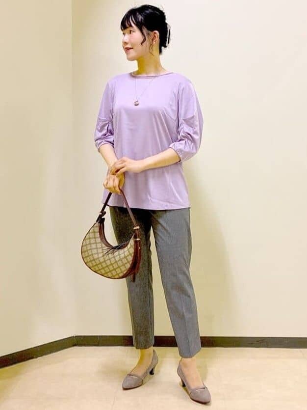 パープル系のTシャツ/カットソー、ブラック系のその他パンツ、イエロー系のショルダーバッグを着用したレディースの秋コーディネートの6枚目の写真