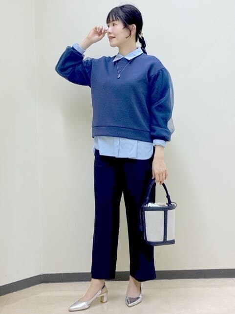ブルー系のその他パンツ、ブルー系のシャツ/ブラウス、ブルー系のTシャツ/カットソーを着用したレディースの冬コーディネートの8枚目の写真