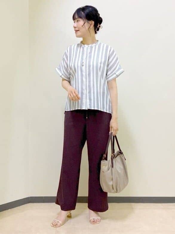 ホワイト系のシャツ/ブラウス、ブラウン系のその他パンツ、ベージュ系のショルダーバッグを着用したレディースの夏コーディネートの8枚目の写真