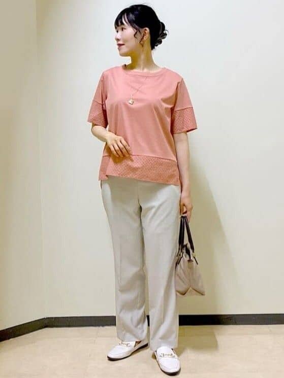 オレンジ系のTシャツ/カットソー、ベージュ系のその他パンツ、ベージュ系のトートバッグを着用したレディースの夏コーディネートの5枚目の写真