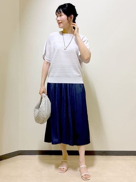 グレー系のニット/セーター、ブルー系のその他パンツ、ブルー系のニット/セーターを着用したレディースの夏コーディネートの6枚目の写真