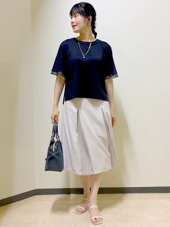 ブルー系のTシャツ/カットソー、ベージュ系のスカート、グリーン系のTシャツ/カットソーを着用したレディースの夏コーディネートの7枚目の写真