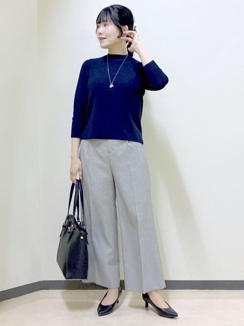 ブルー系のニット/セーター、グレー系のその他パンツ、グレー系のテーラードジャケットを着用したレディースの冬コーディネートの5枚目の写真
