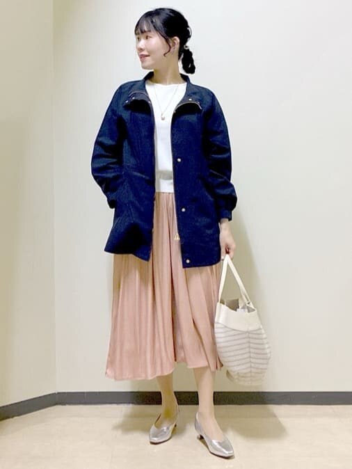 ホワイト系のワンピース、オレンジ系のその他パンツ、シルバー系のパンプスを着用したレディースの春コーディネートの5枚目の写真