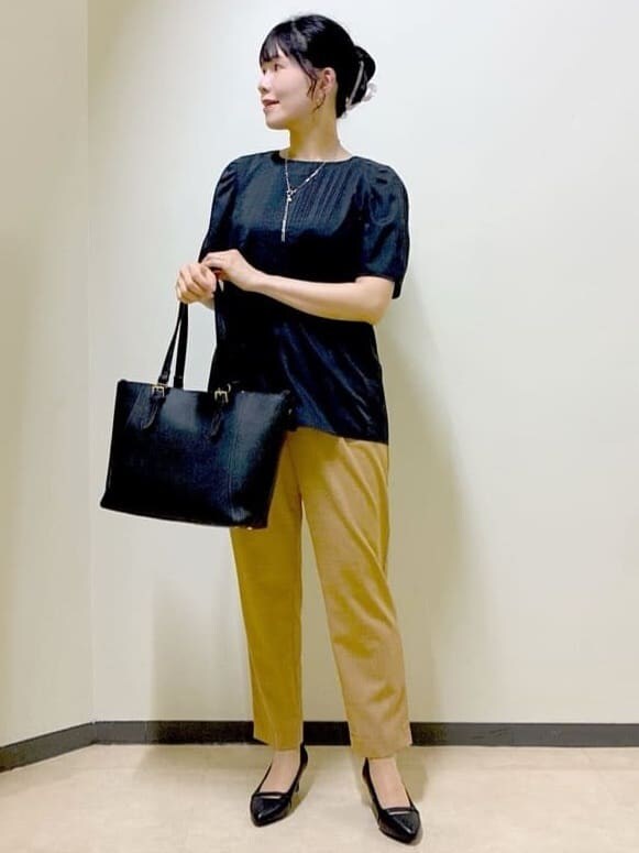ブラック系のシャツ/ブラウス、イエロー系のその他パンツ、ブラック系のトートバッグを着用したレディースの秋コーディネートの8枚目の写真