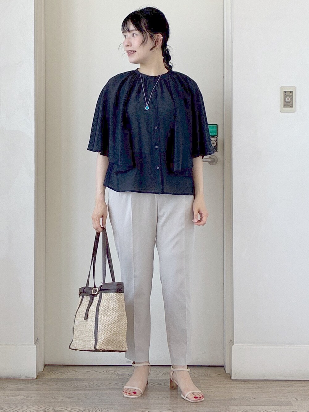 ブルー系のシャツ/ブラウス、ベージュ系のその他パンツ、ベージュ系のタンクトップを着用したレディースの夏コーディネートの7枚目の写真