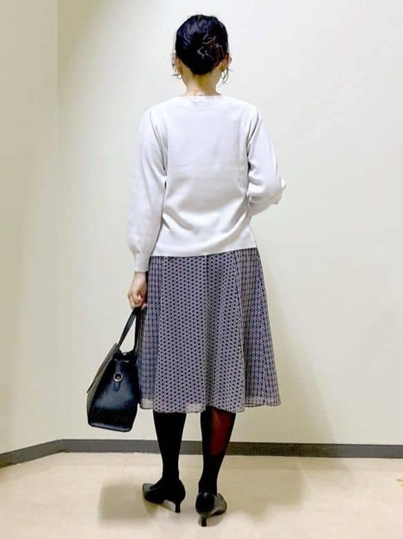 グレー系のカーディガン/ボレロ、グレー系のニット/セーター、ブルー系のスカートを着用したレディースの冬コーディネートの5枚目の写真