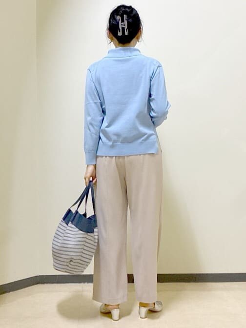 ブルー系のニット/セーター、ベージュ系のその他パンツ、ブルー系のブルゾンを着用したレディースの春コーディネートの3枚目の写真