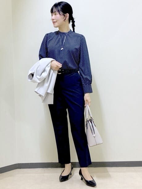 ブルー系のシャツ/ブラウス、ブルー系のその他パンツ、グレー系のノーカラージャケットを着用したレディースの冬コーディネートの9枚目の写真