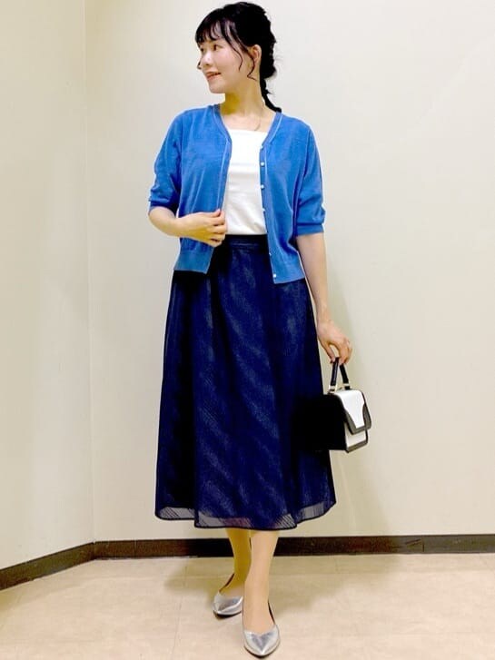ブルー系のカーディガン/ボレロ、ホワイト系のタンクトップ、グレー系のその他パンツを着用したレディースの夏コーディネートの8枚目の写真