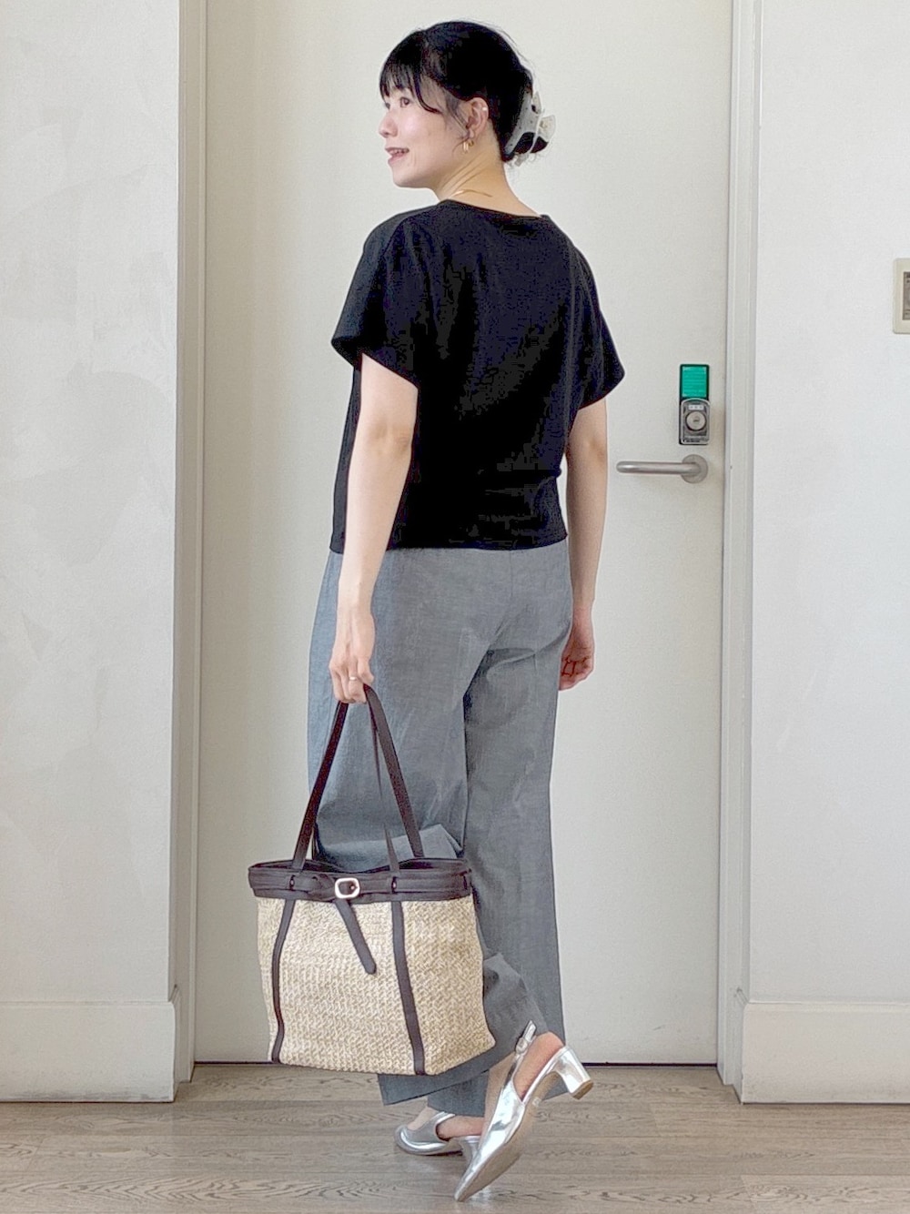 ホワイト系のカーディガン/ボレロ、ブラック系のTシャツ/カットソー、ブラック系のその他パンツを着用したレディースの夏コーディネートの8枚目の写真