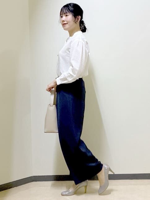 ホワイト系のシャツ/ブラウス、ブルー系のその他パンツ、パープル系のカーディガン/ボレロを着用したレディースの春コーディネートの2枚目の写真