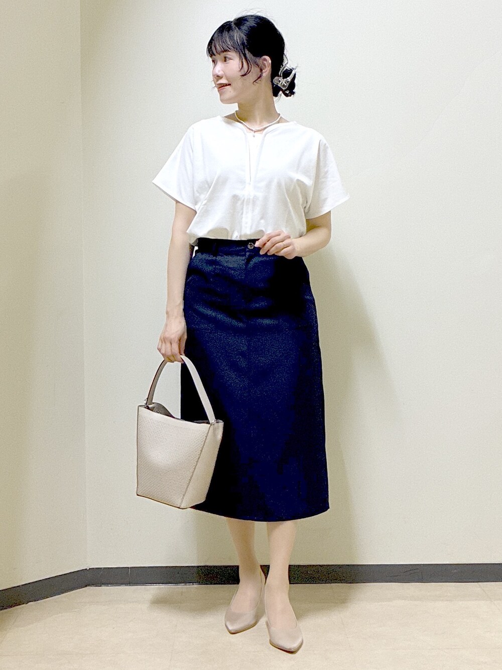 ブルー系のカーディガン/ボレロ、ホワイト系のTシャツ/カットソー、ブルー系のスカートを着用したレディースの春コーディネートの9枚目の写真