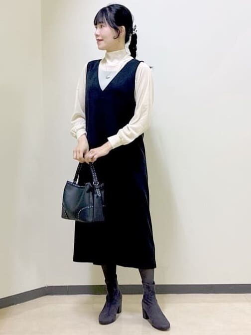 ブラック系のワンピース、ホワイト系のTシャツ/カットソー、ブラック系のタンクトップを着用したレディースの冬コーディネートの6枚目の写真