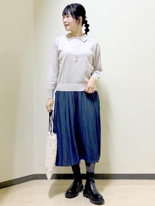 グレー系のニット/セーター、ブルー系のその他パンツ、ブラック系のブルゾンを着用したレディースの冬コーディネートの6枚目の写真