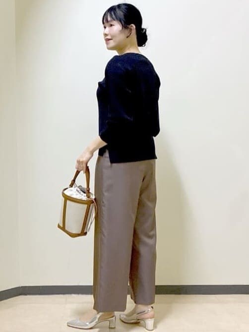 ブラウン系のその他パンツ、ブラック系のニット/セーター、イエロー系のショルダーバッグを着用したレディースの冬コーディネートの4枚目の写真