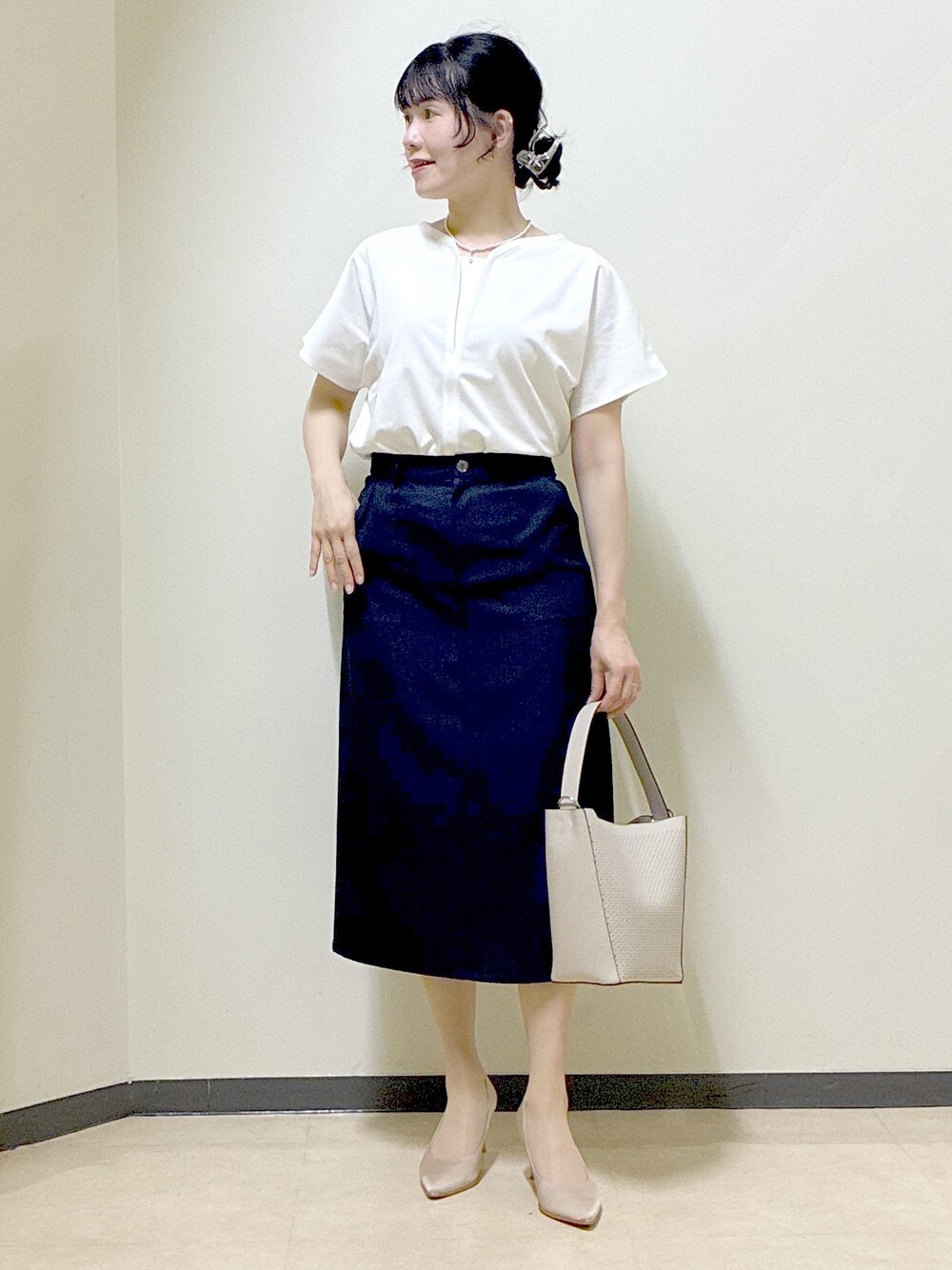 ホワイト系のTシャツ/カットソー、ブルー系のカーディガン/ボレロ、ブルー系のスカートを着用したレディースの夏コーディネートの5枚目の写真